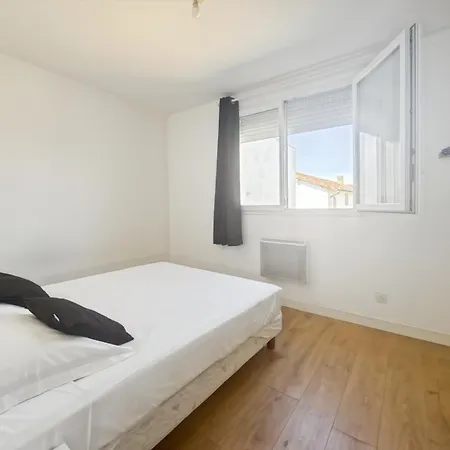 Maison C Pensión Saint-Jean-de-Thurigneux